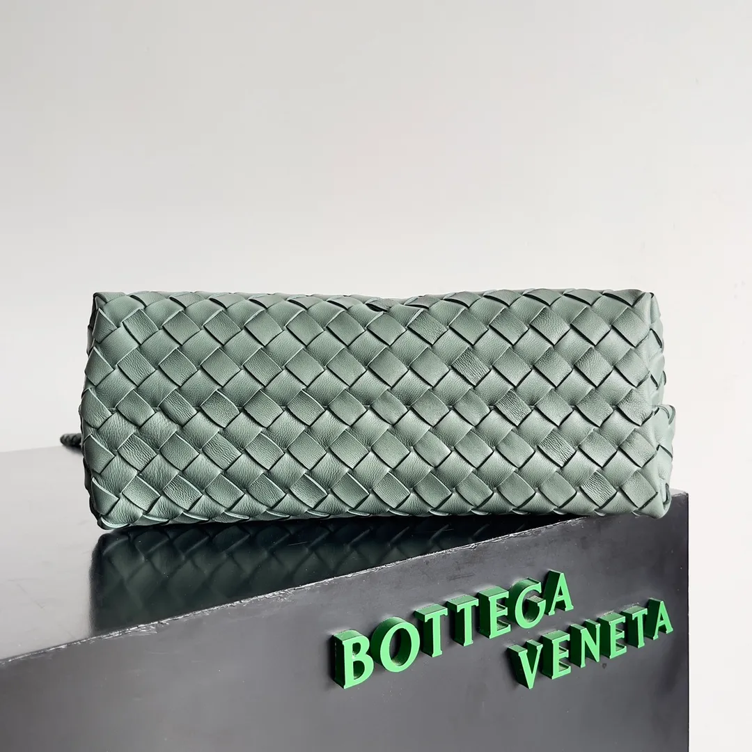 The 2023 new Andiamo batch of 2260 BV has been shipped‼ ️Really popular🔥The new Andiamo woven handbag launched by Bottega Veneta this season is really popular all over the world! ! Celebrities at home and abroad have worn it, and Oscar-winning actress Michelle Yeoh has taken it out on the street. Song Jia, Trai Yara, Yu Feihong, Sanji Ayaka, Rosie Hunting-Whiteley, Yoshioka Riho, etc. have all picked up this bag. It is classic and versatile, showing off its temperament, and the bag capacity is also large, which is very convenient for daily commuting! ! A variety of carrying methods, the shoulder straps can be adjusted by yourself, the original lambskin feels soft and delicate, and the unisex style breaks the gender boundaries and brings a more practical and long-lasting use experience. Andiamo, which has both elegant and casual styles, perfectly interprets the true appearance of "fashionable old money style". Style number: 743572 Size: 32*24*12